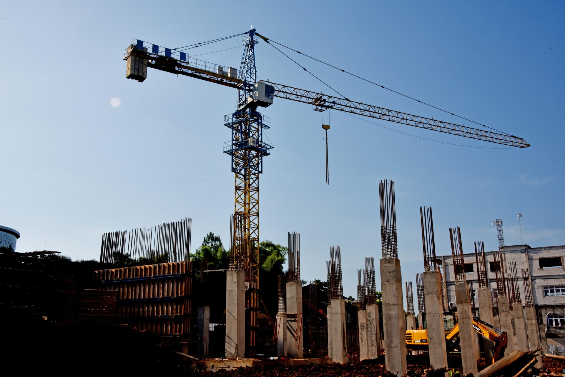 Un sitio de construcción con una grúa al fondo