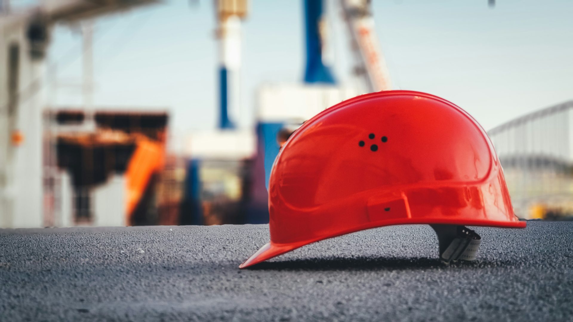 casco rojo sobre el pavimento