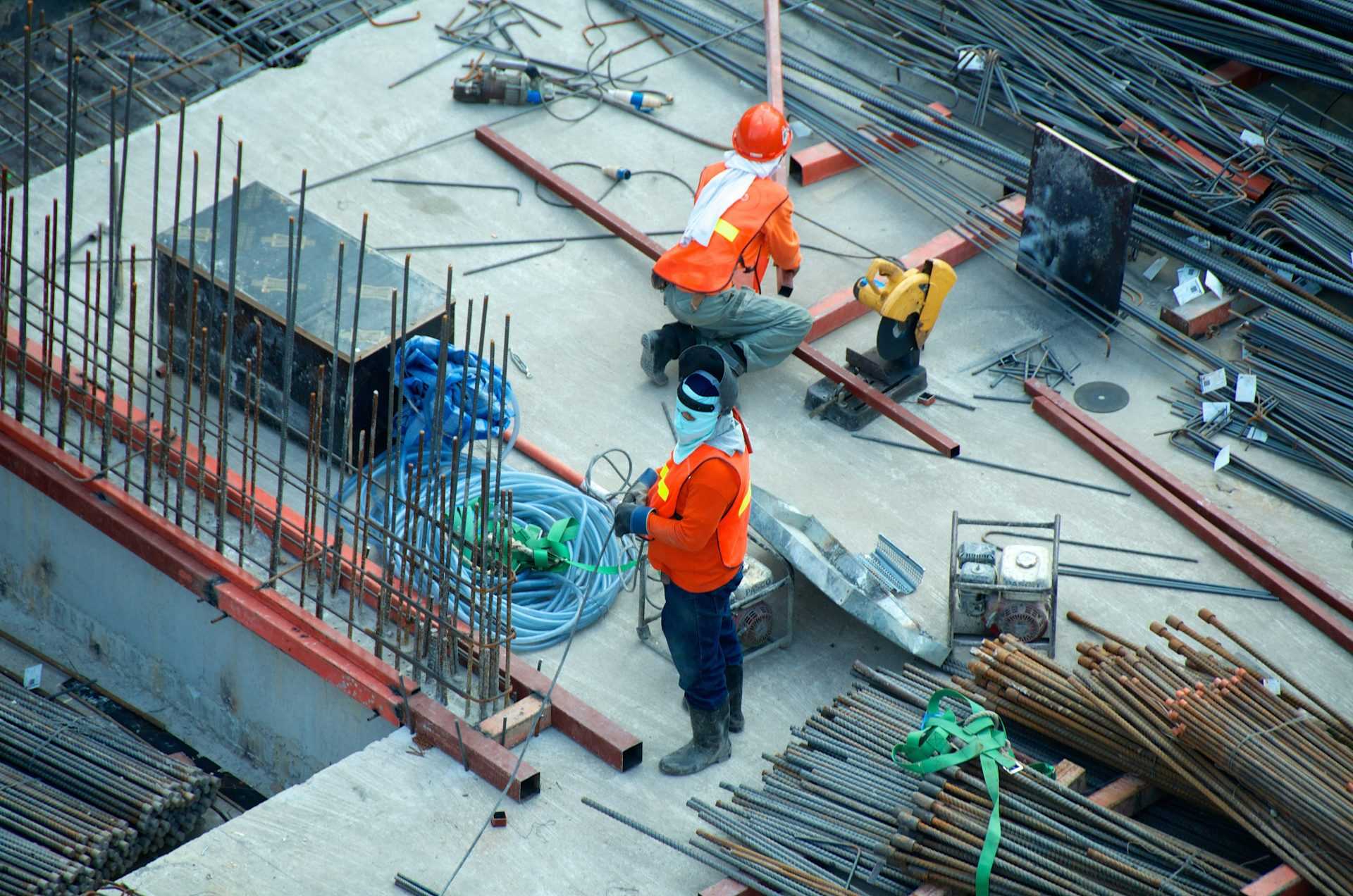 dos hombres trabajando