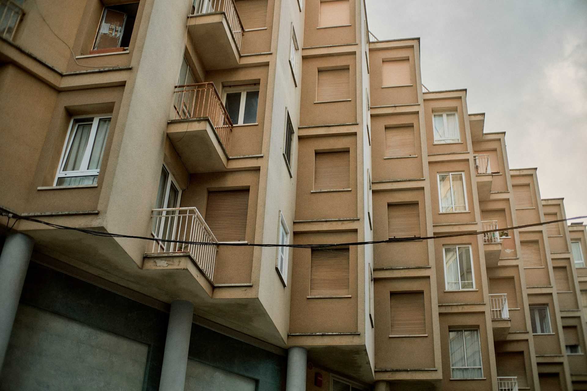Edificio de hormigón marrón durante el día.